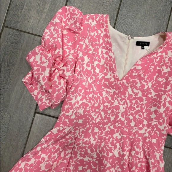 1. State Tiered Bubble Sleeve Dress in Pink & White with Pockets Size Medium - Picture 5 of 12